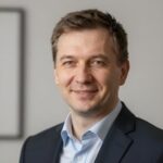Профессиональный портрет уверенного российского бизнесмена на размытом нейтральном фоне в студийном освещении