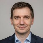 Профессиональный портрет уверенного российского бизнесмена на размытом нейтральном фоне в студийном освещении